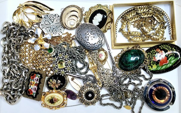 Lot 1076 - JEWELLERY