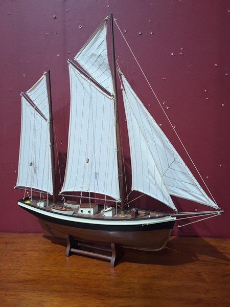 Lot 20 - MODEL SAILING SHIP