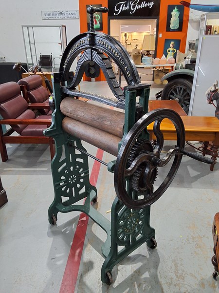 Lot 190 - CLOTHES MANGLE