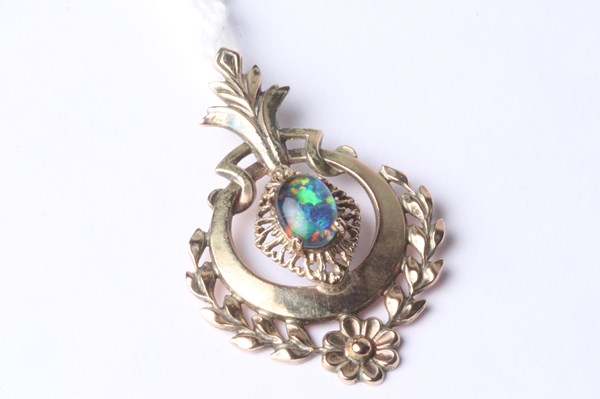 Lot 1022 - GOLD OPAL PENDANT