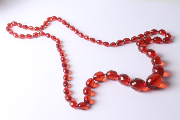 Lot 1025 - BEAD NECKLACE