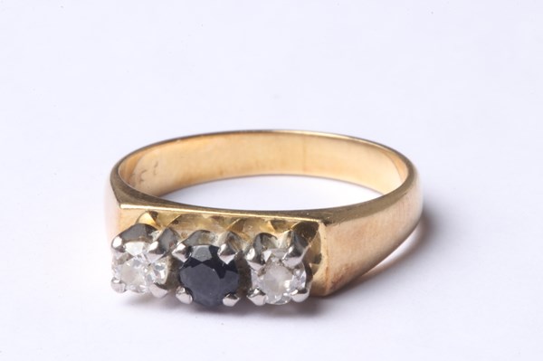 Lot 1002 - GOLD RING