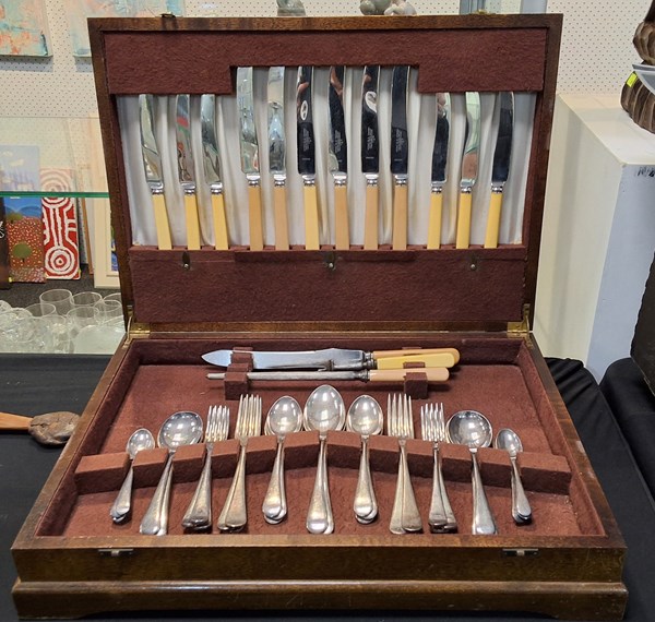 Lot 1180 - CANTEEN OF CUTLERY