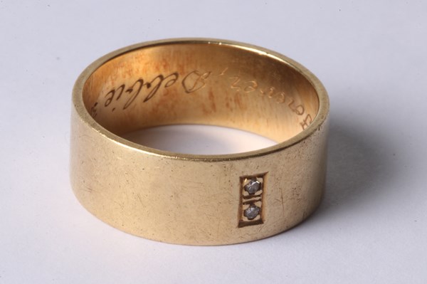 Lot 1001 - GOLD RING