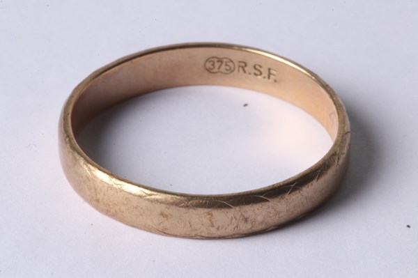 Lot 1006 - GOLD RING