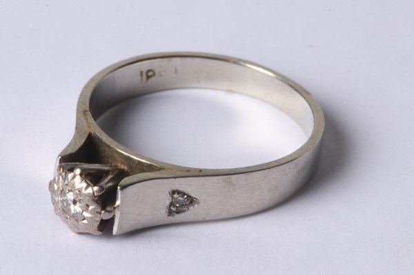 Lot 1040 - GOLD & DIAMOND RING