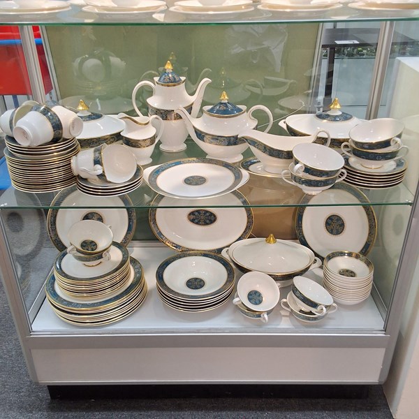 Lot 1426 - ROYAL DOULTON DINNERWARE