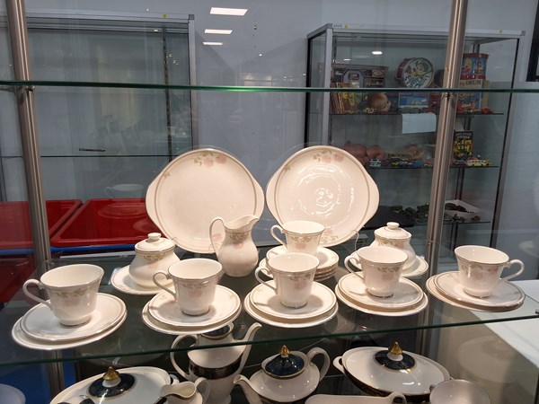 Lot 1425 - ROYAL DOULTON DINNERWARE