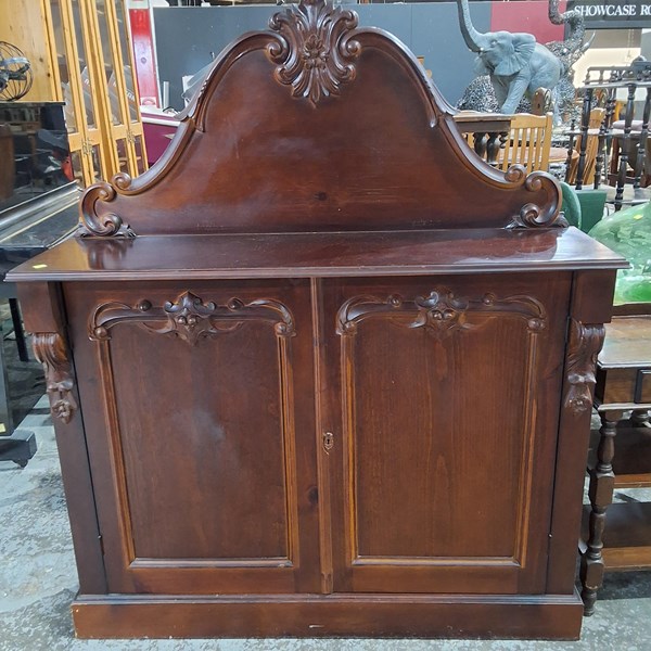 Lot 86 - CHIFFONIER