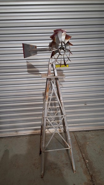 Lot 275 - GARDEN WINDMILL