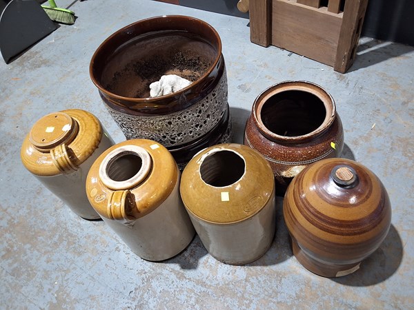 Lot 305 - GARDEN POTS