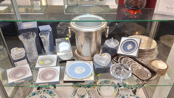 Lot 1196 - WEDGWOOD, SILVERPLATE & CRYSTAL