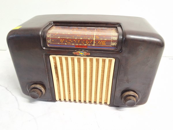 Lot 1285 - BAKELITE RADIO