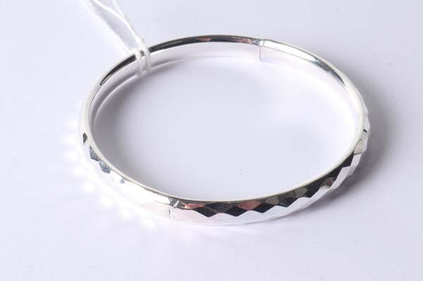 Lot 1044 - SILVER BANGLE