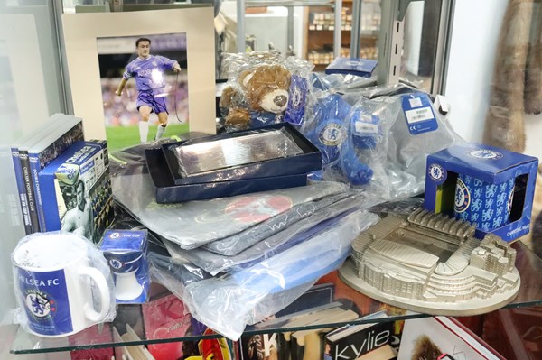 Lot 1409 - CHELSEA FOOTBALL CLUB COLLECTABLES