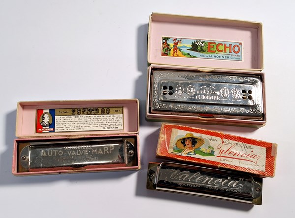 Lot 1070 - HARMONICAS