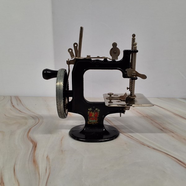 Lot 1225 - TOY SEWING MACHINE