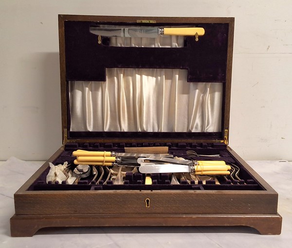 Lot 1353 - CANTEEN OF CUTLERY