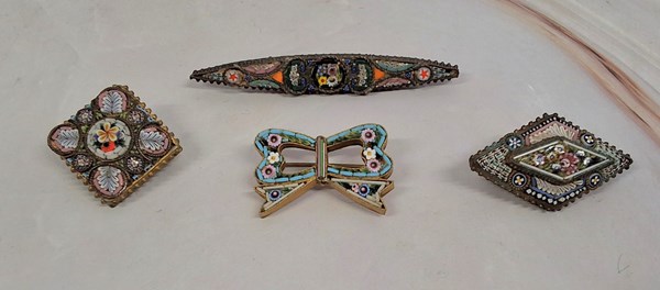 Lot 1066 - 19TH CENTURY BROOCHES