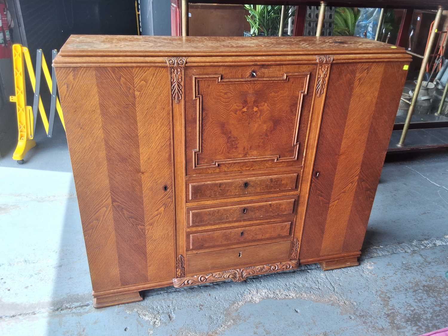 Lot 18 - DRESSER BUREAU