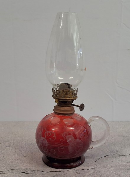 Lot 1380 - FINGER LAMP