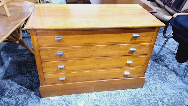 Lot 116 - CHEST OF DRAWERS