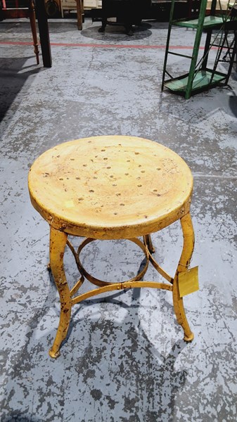 Lot 206 - STOOL