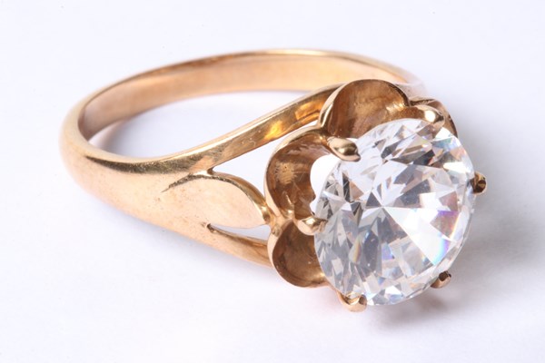 Lot 1032 - RING