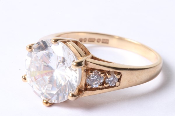 Lot 1011 - RING