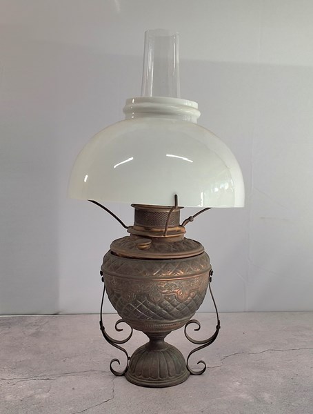 Lot 1370 - KEROSENE LAMP