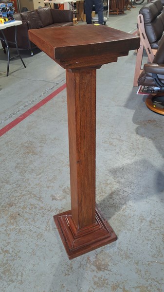 Lot 16 - PEDESTAL