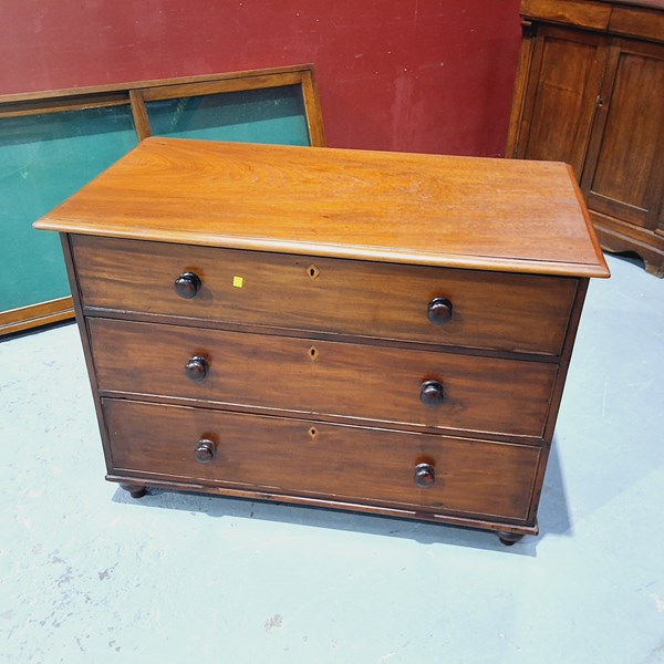 Lot 139 - CHEST OF DRAWERS