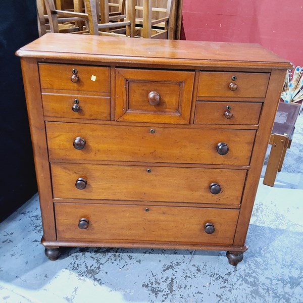 Lot 29 - CHEST OF DRAWERS