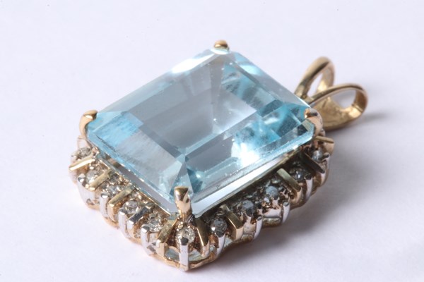 Lot 1015 - PENDANT