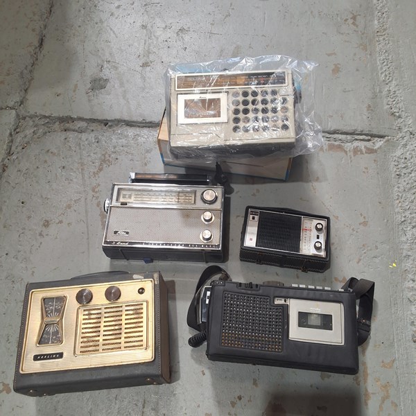 Lot 51 - TRANSISTOR RADIOS