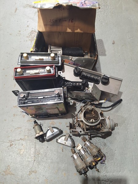 Lot 334 - AUTOMOTIVE RADIOS