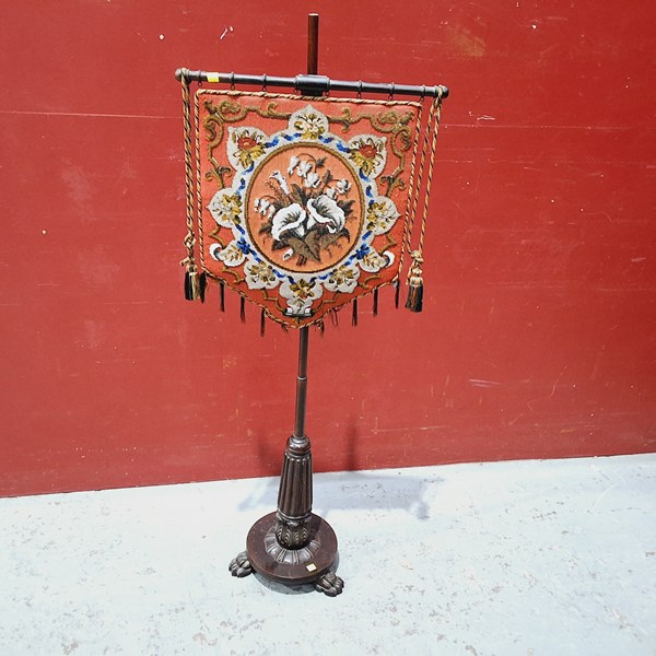 Lot 39 - DECORATIVE STAND