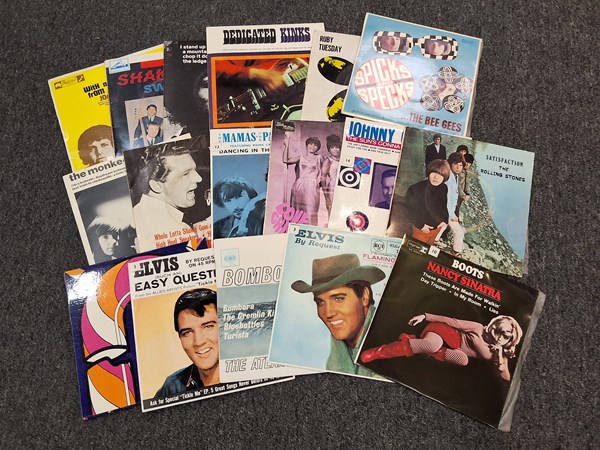 Lot 1233 - VINYL RECORDS