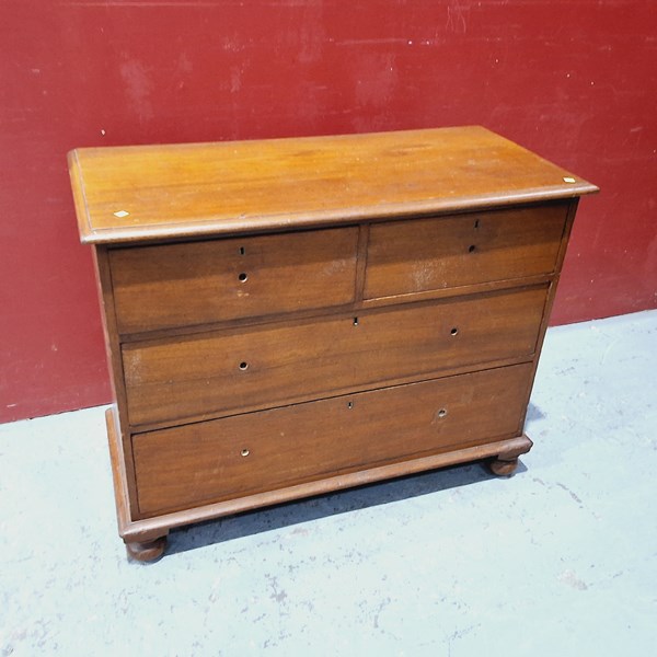 Lot 9 - CHEST OF DRAWERS