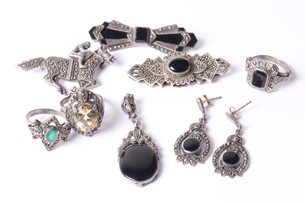 Lot 1071 - JEWELLERY