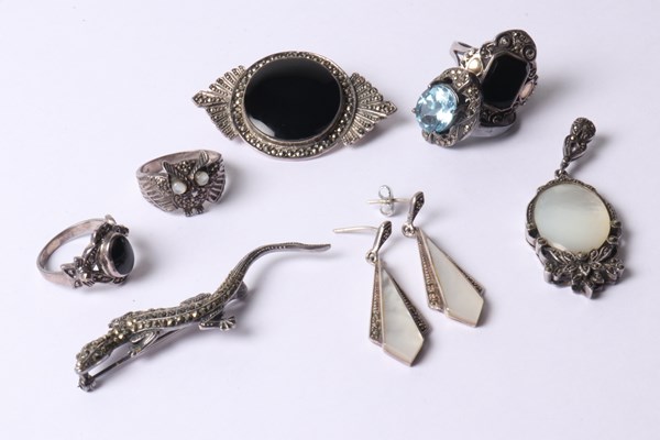 Lot 1070 - JEWELLERY