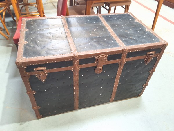 Lot 305 - SHIPPING TRUNK