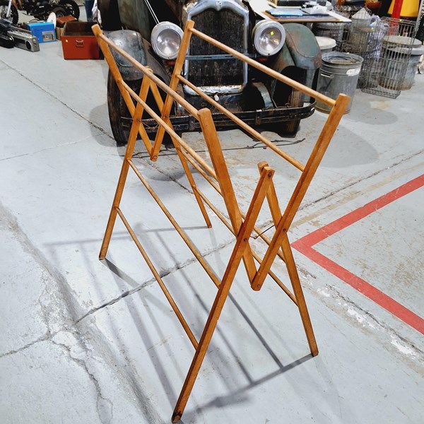 Lot 324 - CLOTHES AIRER