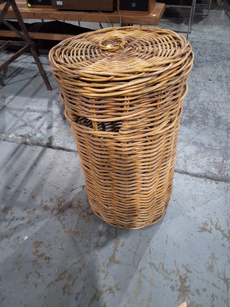 Lot 177 - LAUNDRY HAMPER