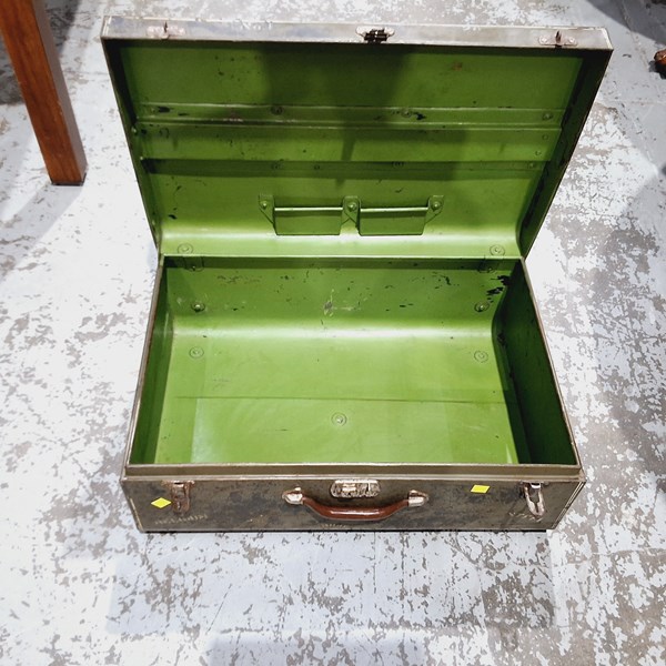 Lot 185 - SUITCASE