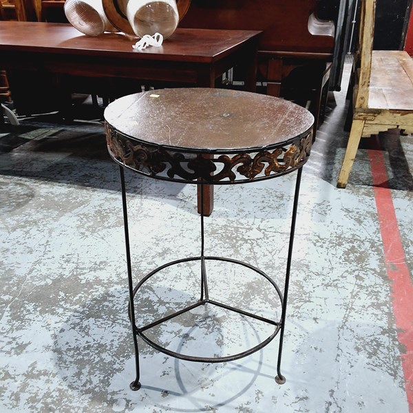 Lot 203 - TABLE