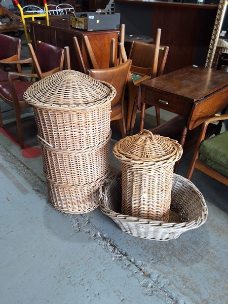 Lot 297 - LAUNDRY BASKETS