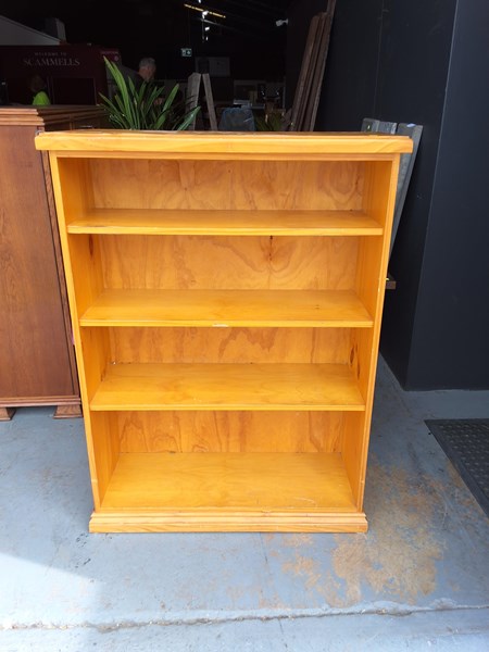 Lot 366 - BOOKSHELF