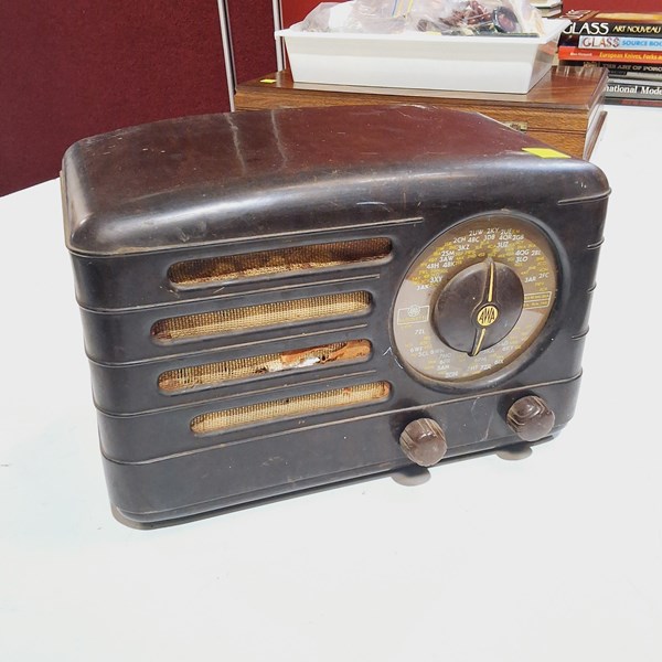 Lot 1251 - BAKELITE RADIO