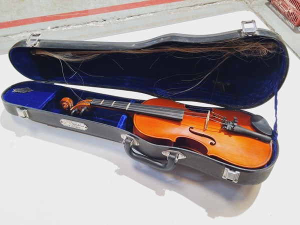 Lot 1420 - CHILDS VIOLIN